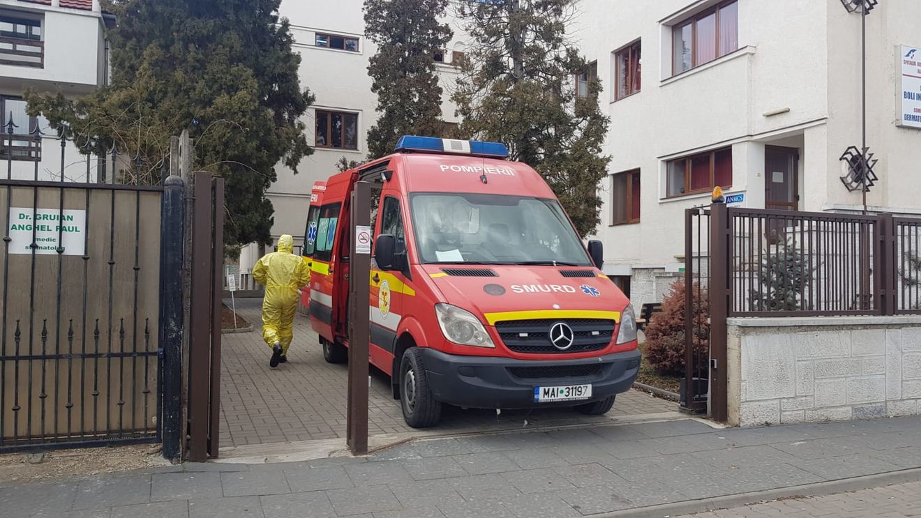 O femeie cu tulburări respiratorii ce venea din Italia a fost luată de pe aeroportul Timișoara și dusă la spital