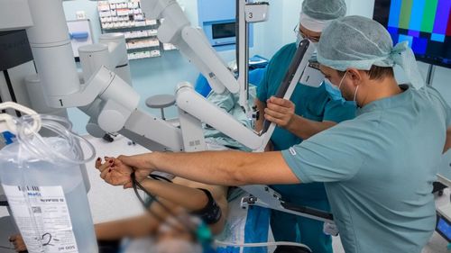 Premiera națională: echipa Spitalului MedLife Polisano Sibiu a efectuat cu succes prima mastectomie bilaterală robotică cu sistemul daVinci