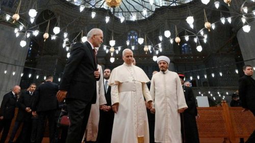Papa Leon al XIV-lea a intrat în Moscheea Albastră din Istanbul, s-a descălţat, dar nu s-a rugat