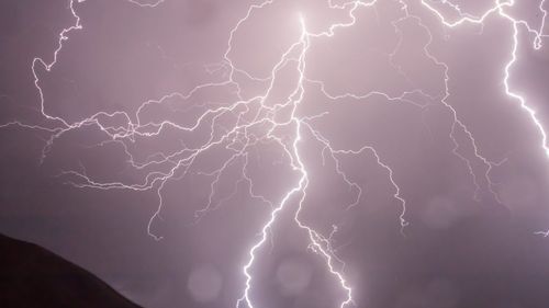 Cod galben de furtuni, în 31 de judeţe, până joi seara / Instabilitatea atmosferică va continua până duminică seară, în toată ţara