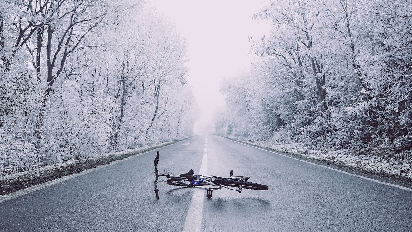 Tânăr de 18 ani din Hunedoara, salvat de medici după ce intrase în şoc hipotermic / A căzut de pe bicicletă și a rămas căzut pe marginea drumului