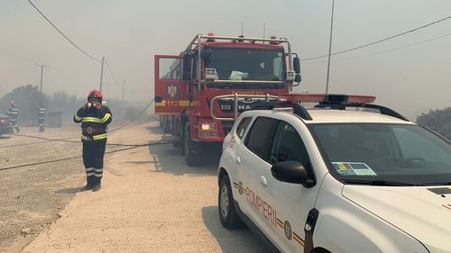 Pompieri români, în misiune pentru stingerea incendiilor în Grecia și în acest an / 40 de persoane cu opt mijloace tehnice au plecat spre Nea Makri, oraş situat la est de Atena / Predoiu: „Sunteţi un argument imbatabil cu privire la oricine ar încerca să destructureze acest sistem”