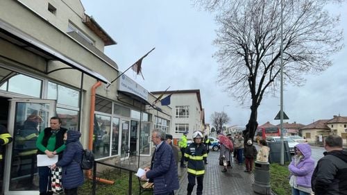 UPDATE 30 de persoane s-au autoevacuat din clădirea Casei de Pensii Alba, după apariția unui miros puternic și înecăcios/ Un bărbat a fost amendat după ce a pulverizat "accidental" un spray lacrimogen