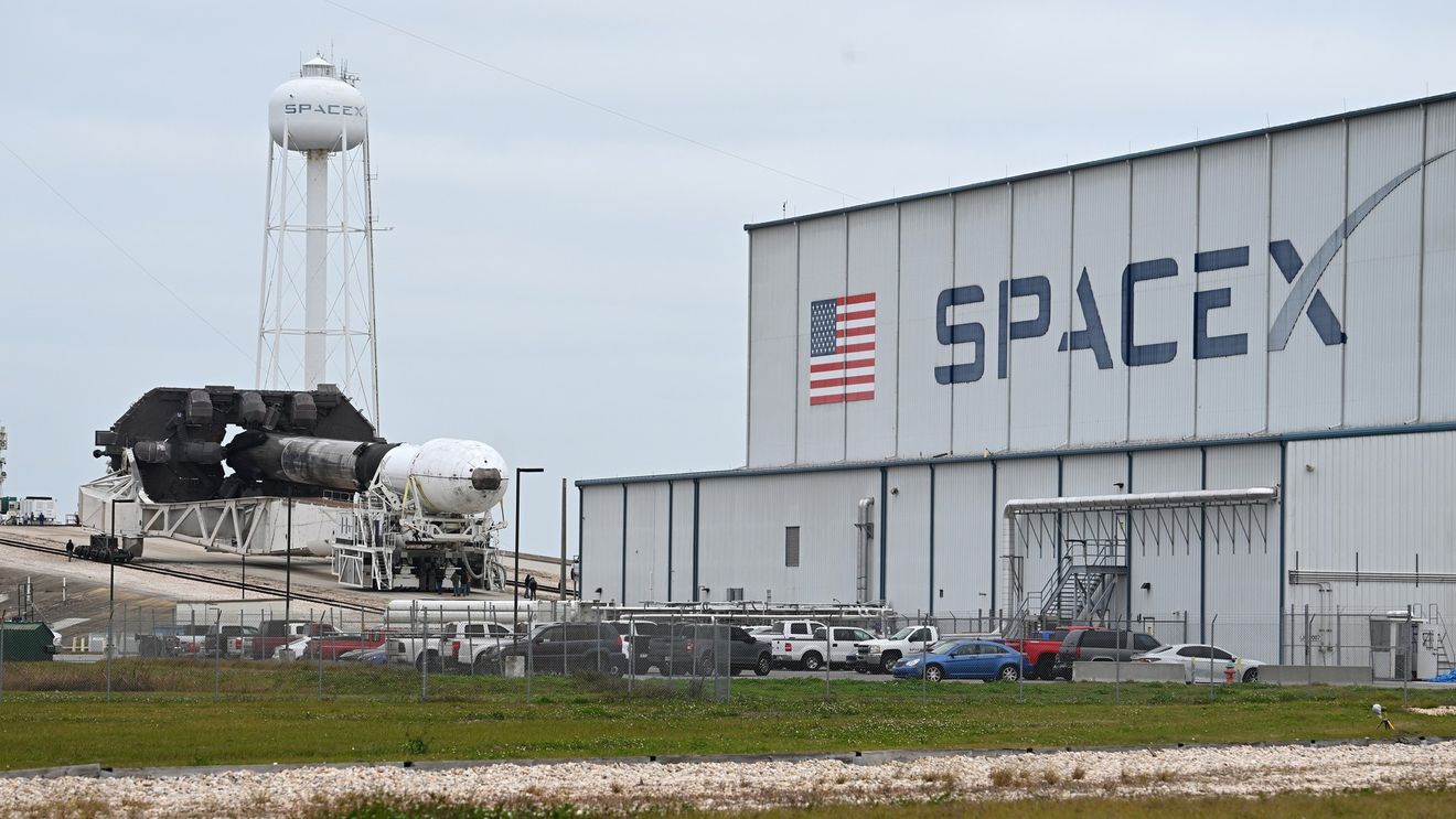Două module de aselenizare sunt pregătite pentru lansarea cu o rachetă aparţinând SpaceX