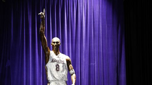 VIDEO Los Angeles Lakers a dezvelit prima dintre cele trei statui ale lui Kobe Bryant