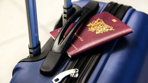 O femeie care venea de la New York a încercat să intre ilegal în România cu trei copii și pașapoarte false