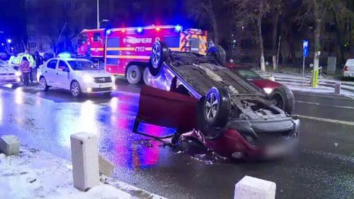 Aproape 200 de tamponări în primele două ore de la începerea ninsorii, în București. O șoferiță s-a răsturnat cu mașina