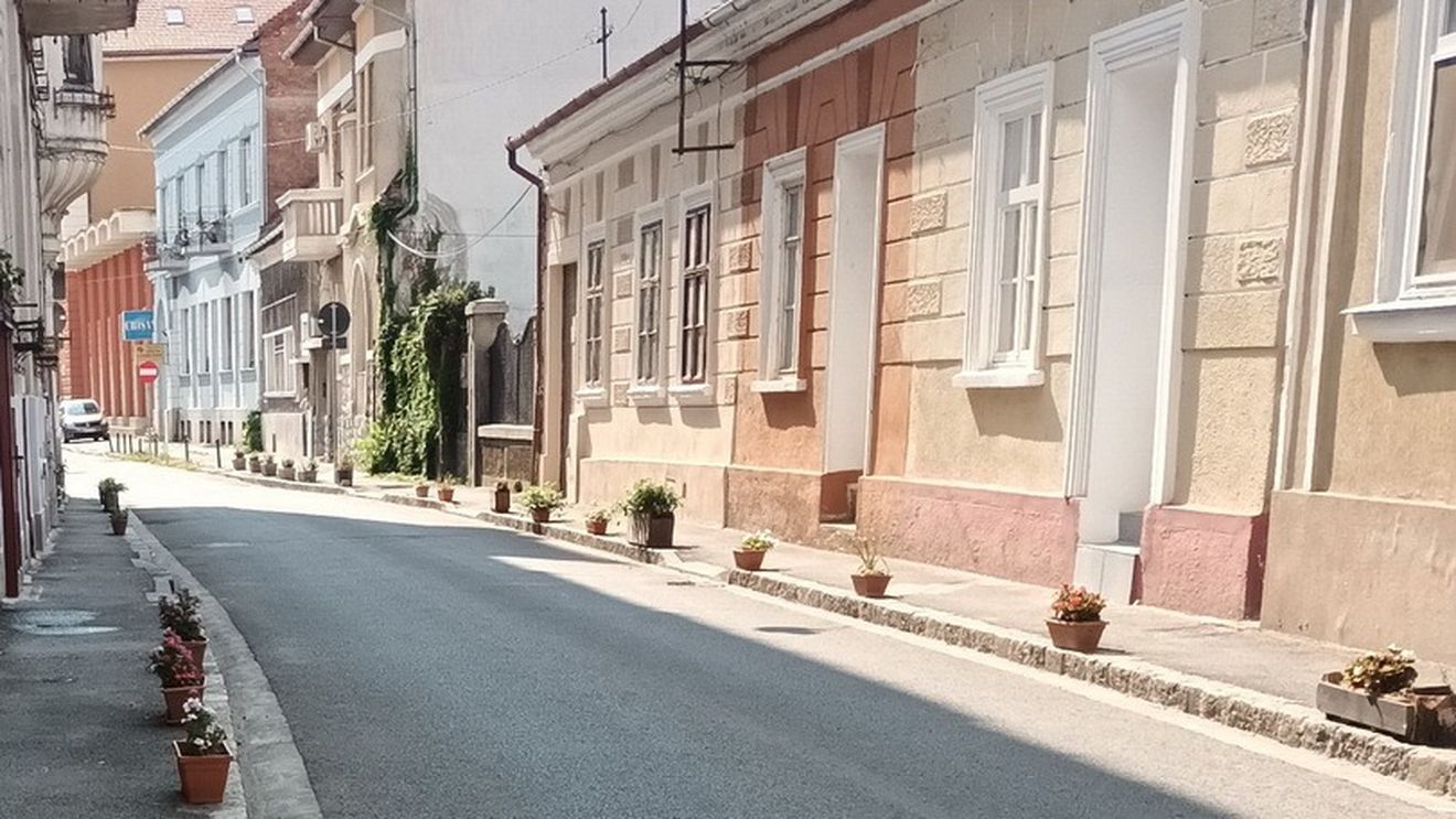 Se montează în Oradea a 13-a sondă de exploatare a apei geotermale / Apa are o vechime de peste 10.000 de ani și e extrasă de la 2.800 de metri adâncime / Proiect european de 23 de milioane de euro