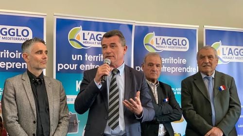 Primarul unui oraș din Franța a plătit din bani publici o ghicitoare ca să îl pună în legătură cu tatăl său decedat/ Ambii au fost arestați/ Orașul Agde, renumit pentru că găzduiește cea mai mare comunitate de swingeri din Europa