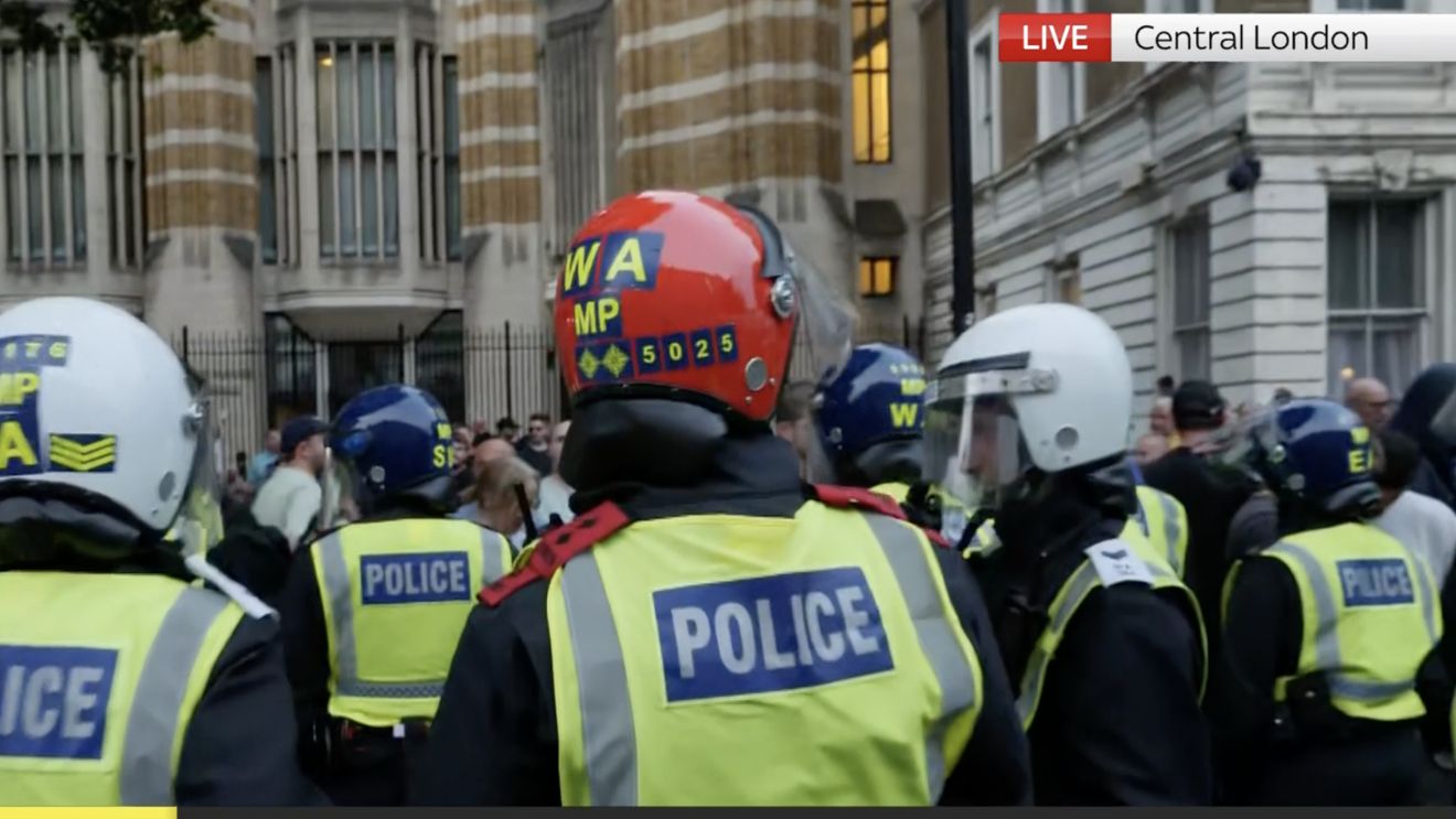 Cine sunt britanicii care participă la protestele anti-imigrație: activiști de extremă dreaptă, huligani și localnici afectați de criza costului vieții. Ce rol joacă Andrew Tate