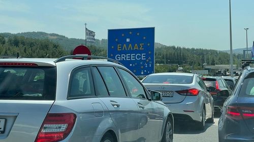 Modificările la Codul Rutier din Grecia: amenzi drastice și suspendarea permisului pentru folosirea telefonului mobil / Sancțiuni importante și pentru încălcarea altor reguli