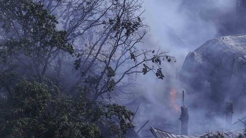 UPDATE Incendiu în București, în zona Piața Muncii: ard trei case, o persoană a suferit arsuri, iar o alta este intoxicată cu fum