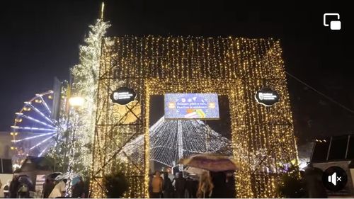 Cluj Napoca: S-a deschis Târgul de Crăciun, primarul Emil Boc inaugurând și iluminatul festiv pentru sărbătorile de iarnă / Vezi ce alte târguri au mai fost deschise în țară