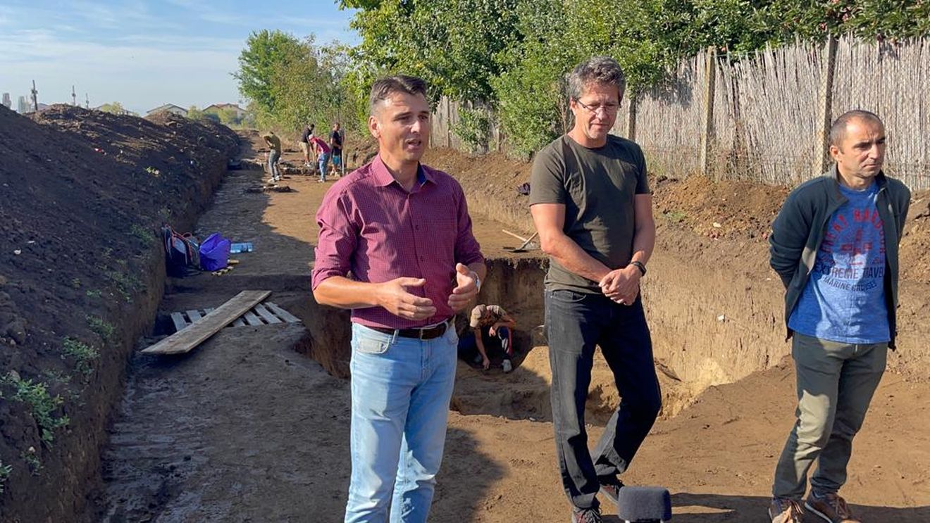 FOTO: Obiecte de aur găsite în mormântul unei femei bogate din perioada romană, la Alba Iulia / Arheolog: Totul a fost ținut secret, de frica braconierilor / Descoperiri importante, după distrugerea unui sarcofag în cimitirul orașului