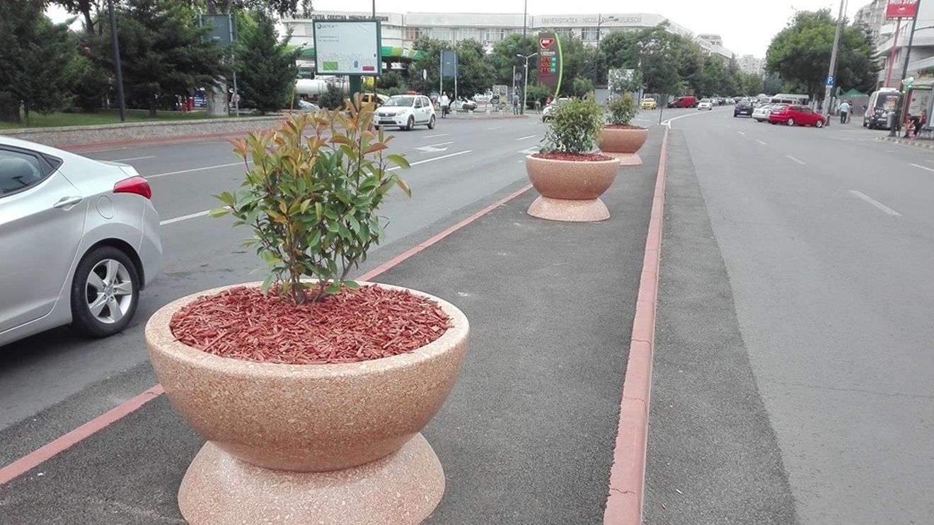 Primăria Sectorului 4 a achiziționat jardiniere la prețul de 4000 de lei bucata. Cele mai scumpe jardiniere de dimensiuni comparabile costă maxim 500 de lei în magazinele de profil