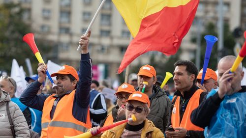 Sindicaliştii de la confederația Meridian protestează în faţa Guvernului / Întâlnire cu ministrul Muncii la ora 12:00