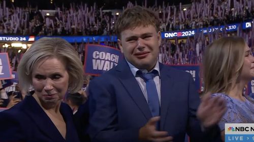 VIDEO „Acesta este tatăl meu”. Lacrimile fiului emoţionat al lui Tim Walz au cucerit publicul şi social media în cea de-a treia seară a Convenţiei Democrate - VIDEO