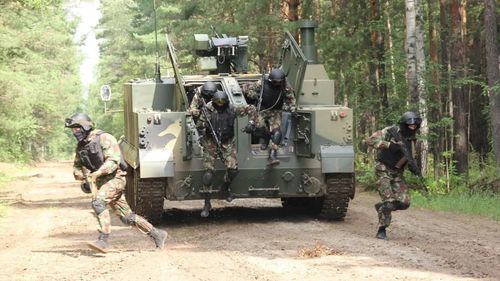 Cel mai nou transportor blindat de trupe finalizat de compania de stat rusească Rostec este, aparent, atât de prost încât un blogger militar a spus că ar prefera să meargă la luptă într-o mașinuță de golf / Preț estimativ pe unitate: 3,65 milioane de dolari