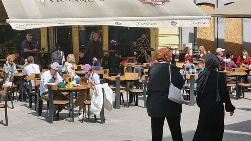 Statistică: Sosirile în structurile de primire turistică, în creştere cu 3% în primele două luni / Durata medie a şederii în luna februarie 2025 a fost 1,9 zile la turiştii români şi de 2,2 zile la turiştii străini