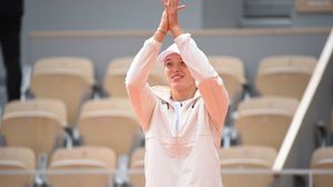VIDEO La 19 ani, poloneza care a "demolat-o" pe Halep scrie istorie la Roland Garros/ Iga Swiatec, victorie categorică în fața Sofiei Kenin