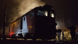 Mecanic de tren, reţinut de poliţişti, după ce a dat foc la un automotor în depoul CFR Timişoara / Prejudiciul este estimat la 125.000 de euro