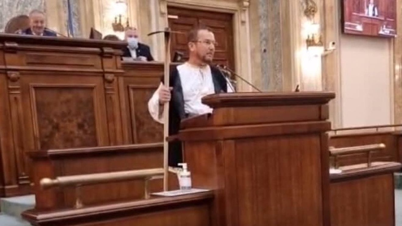 Un senator PSD a intrat cu o sapă în sala de ședință: ”Mă scuzați dragi colegi, dar țara merge tot mai prost” / Conform regulamentului, este interzis accesul în Palatul Parlamentului cu arme albe
