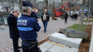 Presa israeliană: Fișierele scurse pe internet dezvăluie campania de influență antisemită a Rusiei / Agenți aflați în legătură cu Kremlinul, implicați în acte de vandalism la sinagogi din Paris