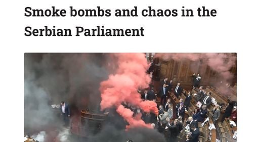 BREAKING Deputații opoziției sârbe au aruncat fumigene în Parlament / Doi deputați ar fi fost răniți