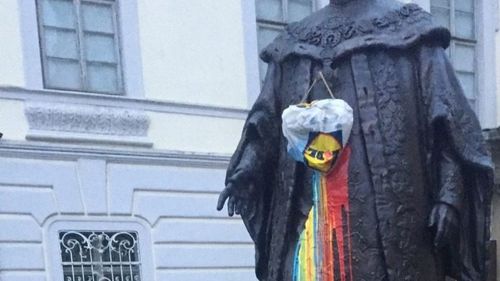 Bărbatul care a vandalizat sâmbătă statuia lui Brukenthal din Sibiu, amendat de poliție cu 500 de lei