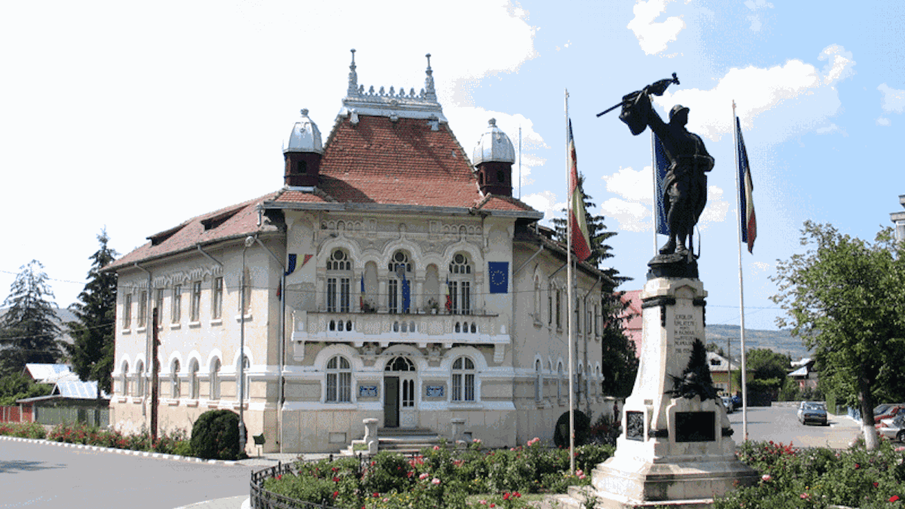Sediul Primăriei Urlați (Prahova) învrăjbește liberalii și social-democrații. Primarul PNL vrea să o dărâme, ministrul PSD susține că e monument istoric. ”Un primar decuplat total de la ceea ce înseamnă grija pentru comunitate”