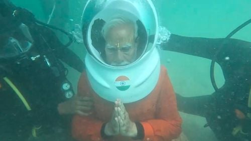 VIDEO Premierul indian Narendra Modi s-a rugat sub apă, în orașul scufundat Dwarka: O "experiență divină"