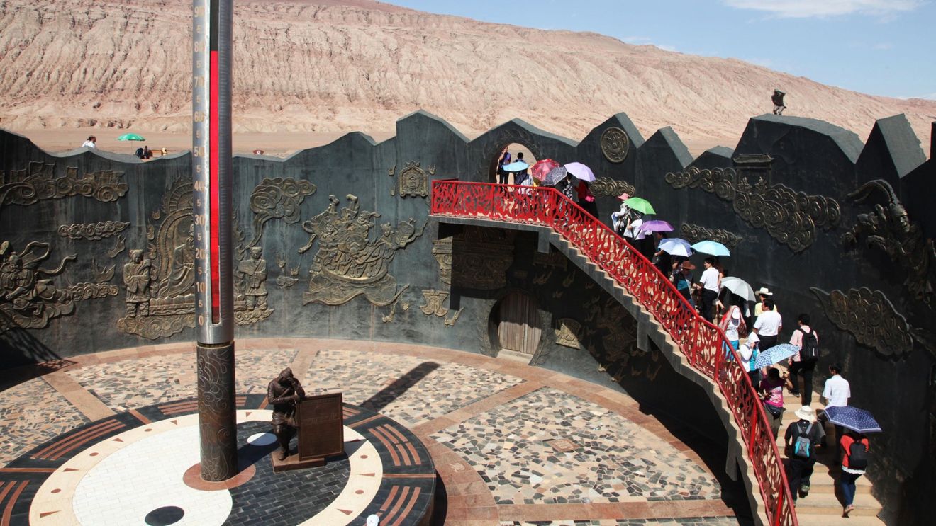 Turiștii chinezi se înghesuie la „Munții Înflăcărați” pentru a experimenta temperaturile extreme de 80 de grade Celsius