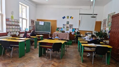 Într-o școală veche de 100 de ani din Prahova mai învață doar 7 copii / La pregătitoare e un singur copil, iar în clasa a IV—a doar unul / Dacă s-ar închide ar trebui să facă naveta 20 km