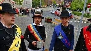 „Marțea cu plăcinte”, în Piața Unirii din Brașov / Junii continuă obiceiurile de după Paște: miercuri se îmbracă ”nemțește”, iar vineri e zi festivă