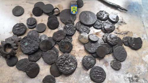 Un tezaur numismatic din perioada romană, monede din bronz și argint, și detectoare de metal, găsite în mașina unor bulgari care voiau să treacă granița pe la Negru Vodă