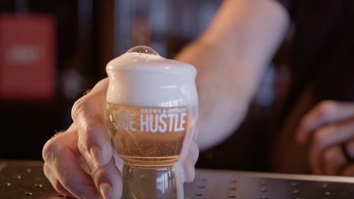 Bere cu savoarea Emiratelor, în prima microberărie din Golf