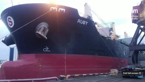 Un vapor rusesc avariat, încărcat cu substanțe explozive similare cu cele care au provocat marea explozie din Beirut din 2020, se apropie de coasta franceză