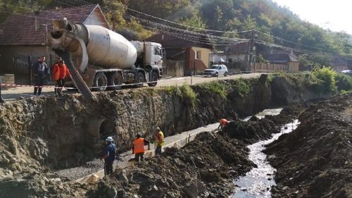EXCLUSIV ”Fraude grosolane” în programele PNDL, sesizate la DNA: Strat de asfalt înjumătățit în Giurgiu, lucrări fictive la drumuri în Neamț, conducte și pompe lipsă în Gorj