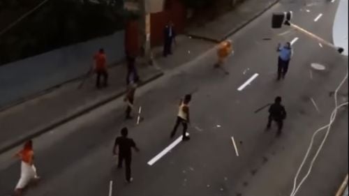 VIDEO Un singur polițist împotriva a zeci de interlopi din Târgu Neamț care au transformat centrul orașului în ring de lupte