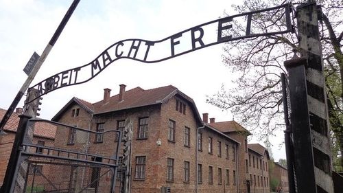 Muzeul de la Auschwitz lansează un instrument online pentru a combate negarea Holocaustului pe reţelele sociale