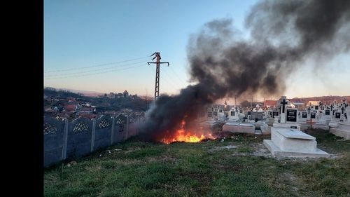 Arhiepiscopia Sibiului ia act după cererea unui preot sibian: Coroanele de flori sunt simbol al iubirii faţă de cei adormiţi