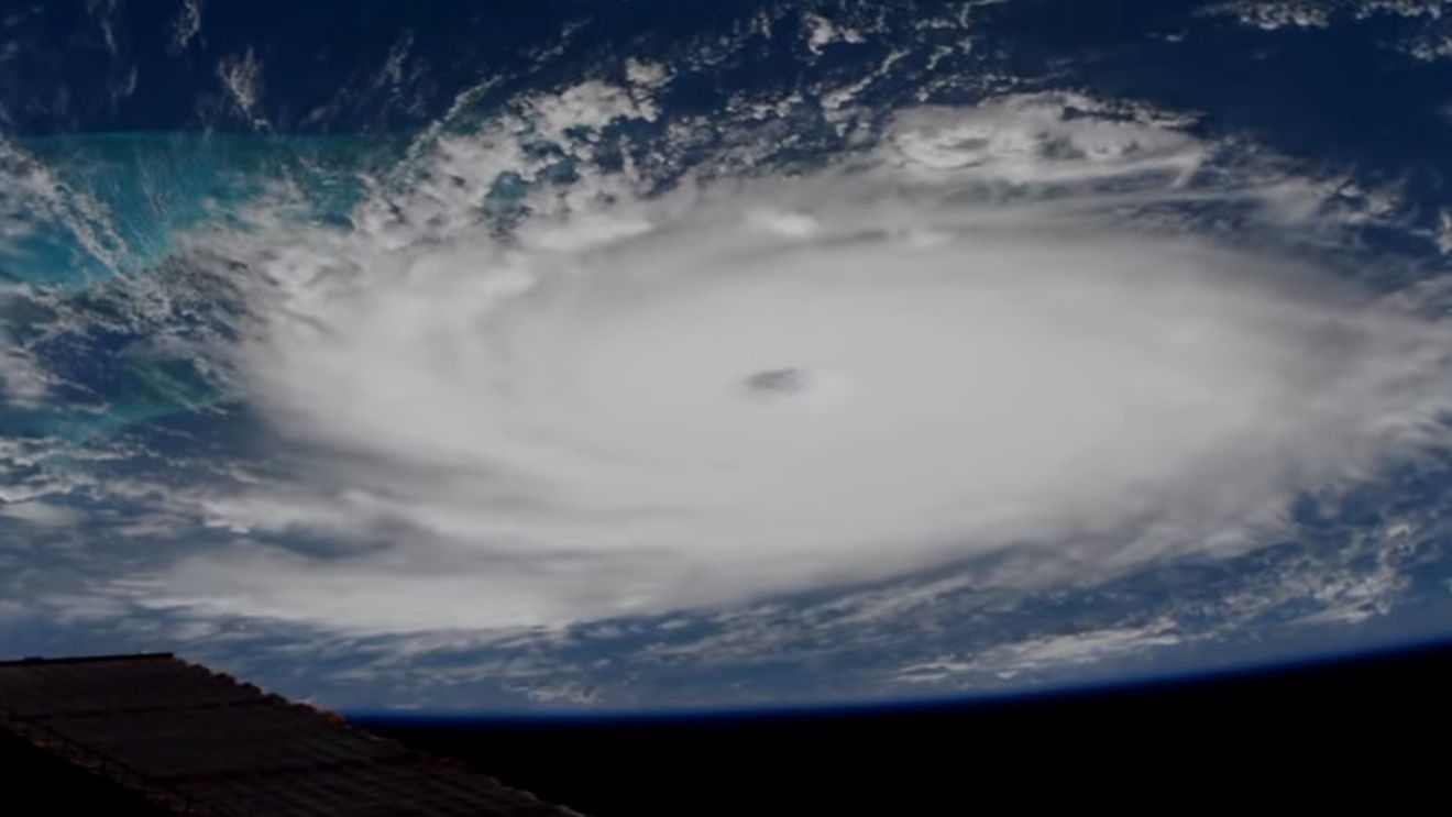 VIDEO Uraganul Dorian a lovit Bahamas. Imagini din satelit cu deplasarea LIVE a furtunii