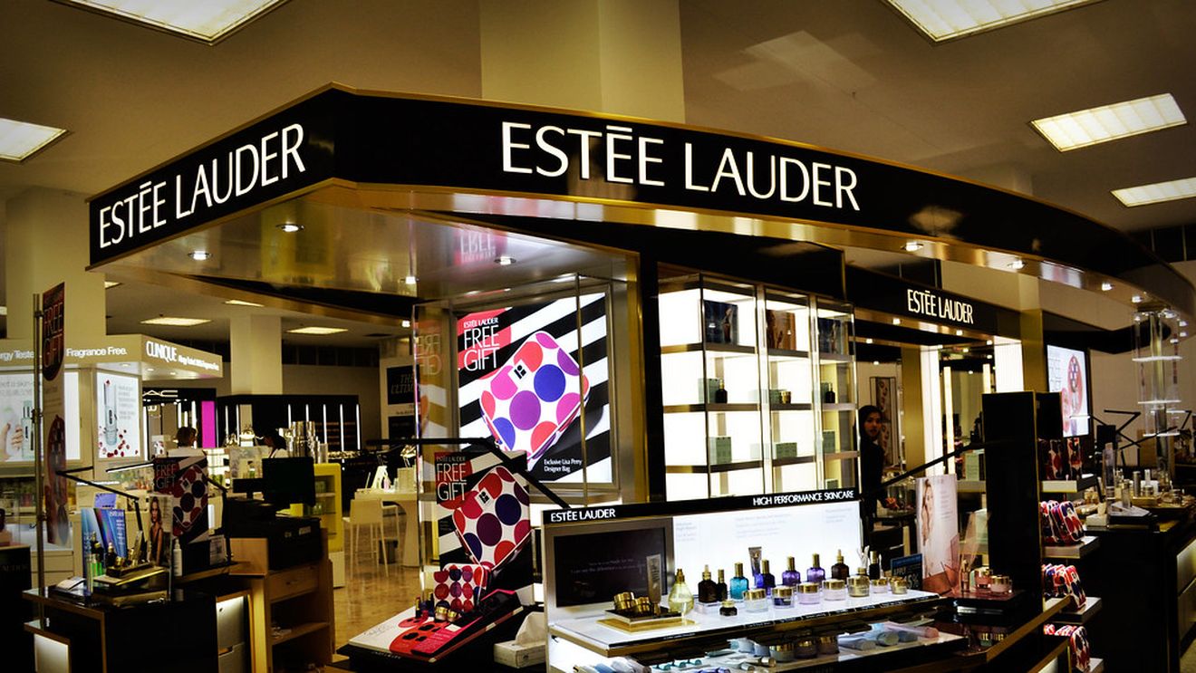 Estee Lauder anunță scăderea cifrei de afaceri / CEO-ul companiei își anunță pensionarea