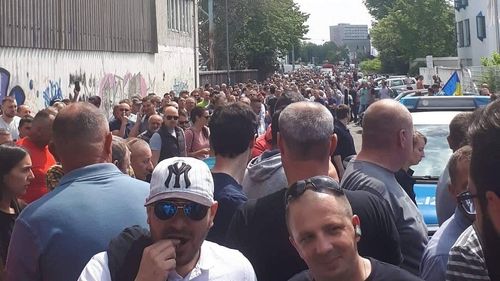 VIDEO Crește nervozitatea la cozile din străinătate, unde cetățenii români așteaptă de ore bune să voteze. Oamenii scandează m...e PSD, s-au blocat străzi și a fost mobilizată poliția