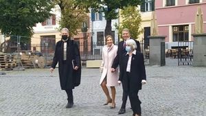 Dosar de cercetare după ce președintele Iohannis a fost surprins fără mască în Sibiu / Un sibian a depus plângere / Autoritățile nu comentează