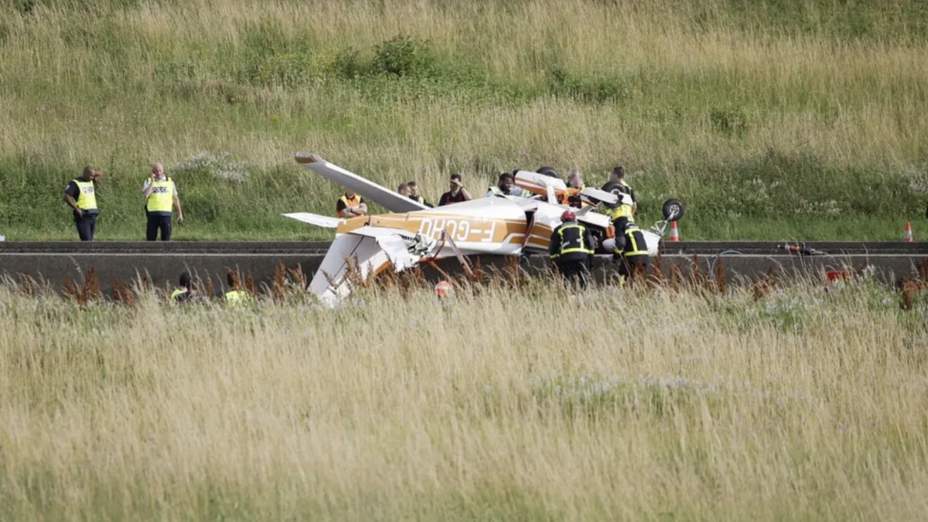 Trei morți în urma prăbușirii unui avion de mici dimensiuni, pe o autostradă din Franța