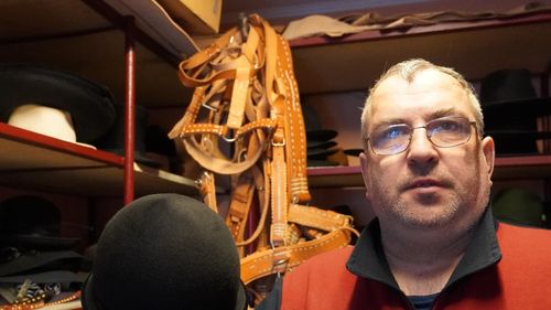 Prima fabrică românească de clopuri din zona Sibiului încă funcționează / ”Acum, oamenii sunt mai înalți, au capul mai mare” / ”Uitați-vă în jur să vedeți câtă lume este obeză”