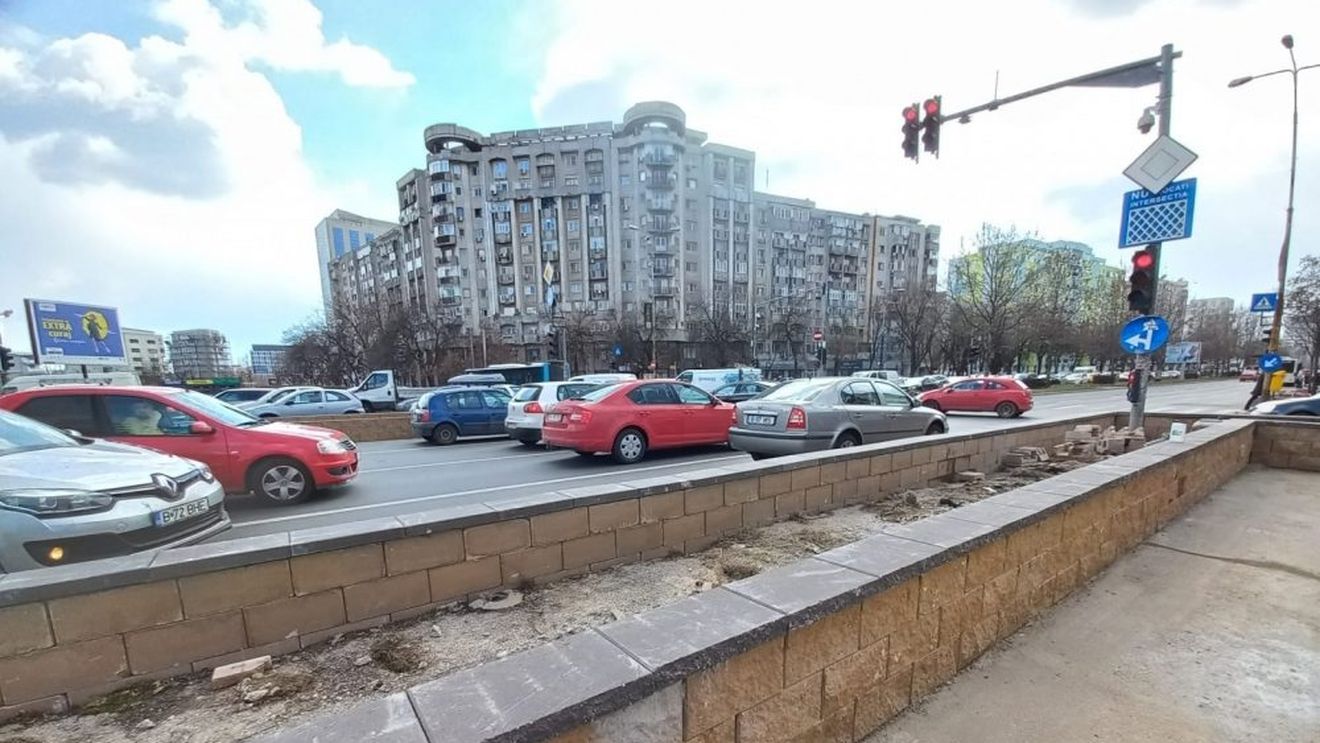 Primăria Sectorului 5, codașă la cazarea refugiaților ucraineni, fruntașă la delimitarea spațiului verde cu mai multe rânduri de bolţari