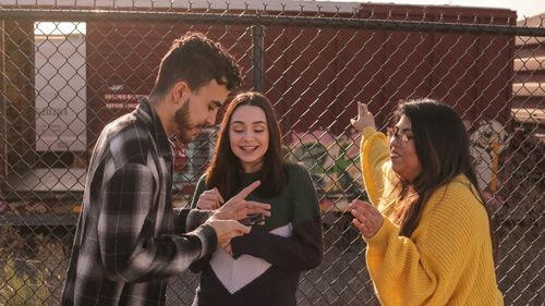 Cât de optimiști sunt tinerii români față de viitor și cum își petrec timpul liber, în comparație cu cei din Germania și Franța