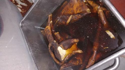 VIDEO Protecția Consumatorului a închis temporar o fabrică de mezeluri din judeţul Ilfov din cauza mizeriei și a amendat-o cu 70.000 de lei